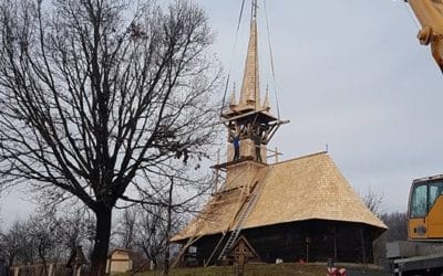 Instalarea turnului restaurat al Bisericii monument